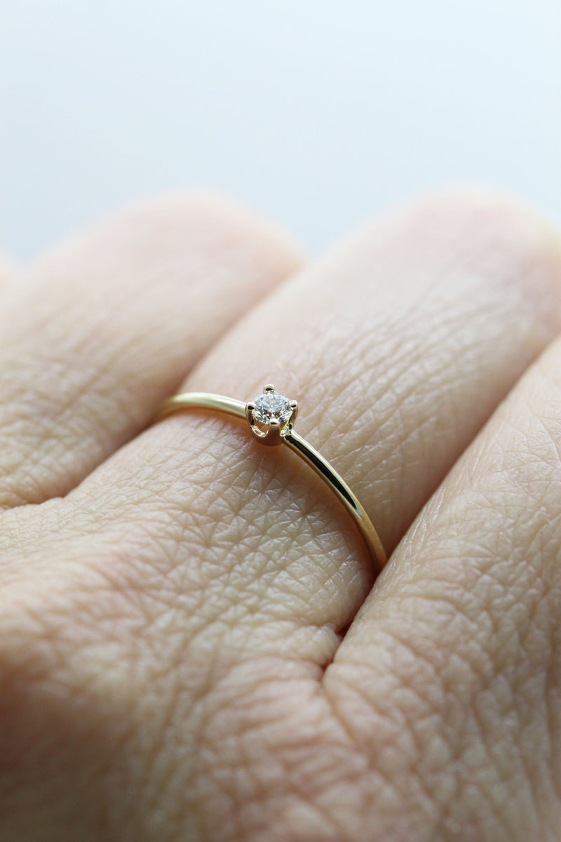 Petit solitaire à 4 griffes // 0,05ct