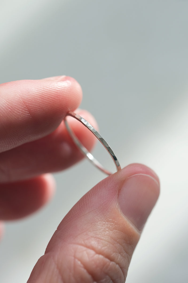 Bague mince martelée // Argent