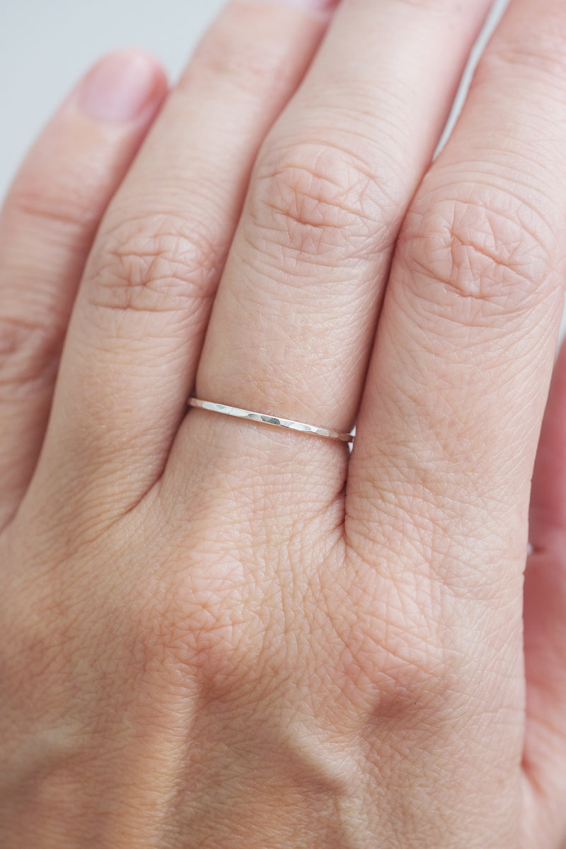 Bague mince martelée // Argent