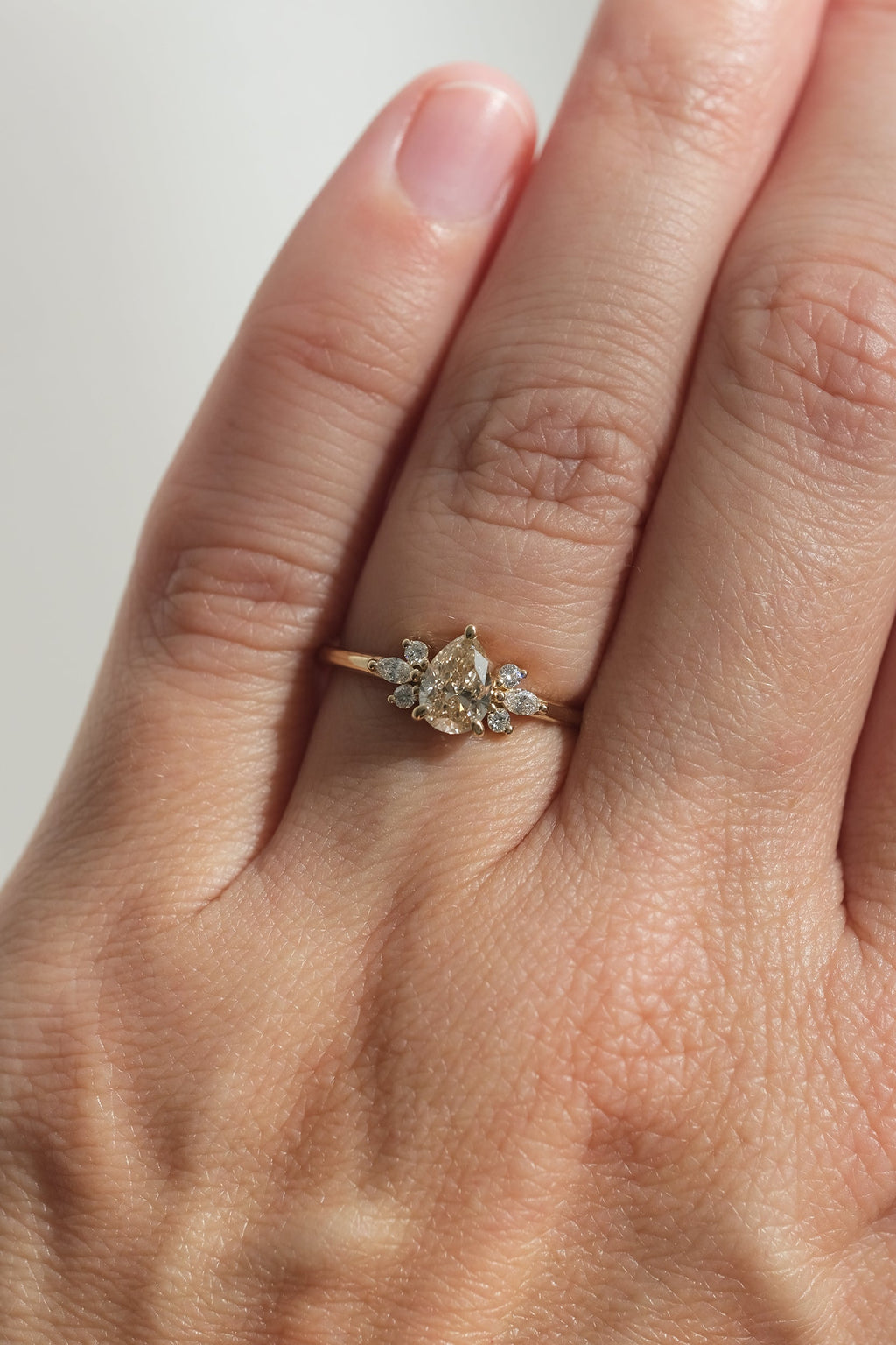PRÊTE À PARTIR // Bague HOLLY // Diamant poire champagne 0,52ct