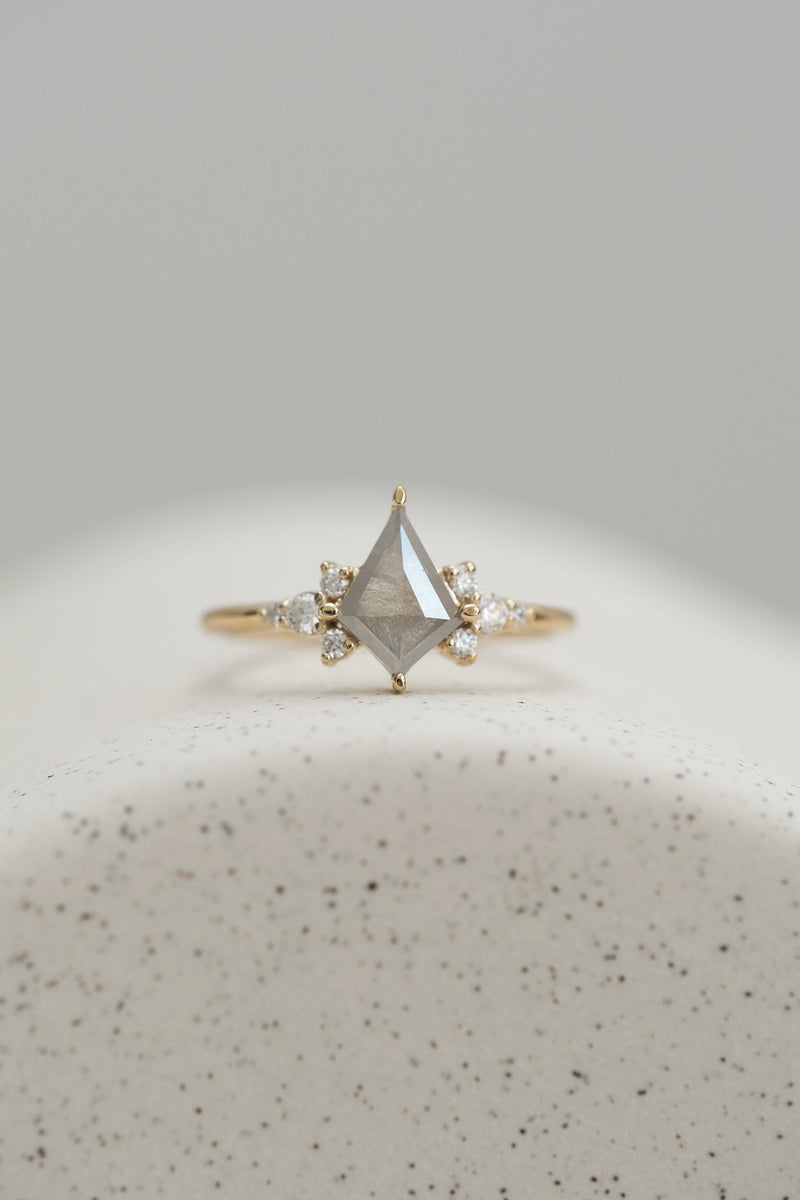 PRÊTE À PARTIR // Bague JINNY // Diamant gris pâle 0.56ct
