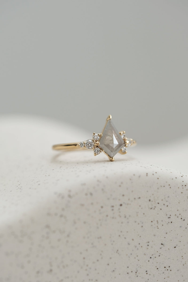 PRÊTE À PARTIR // Bague JINNY // Diamant gris pâle 0.56ct