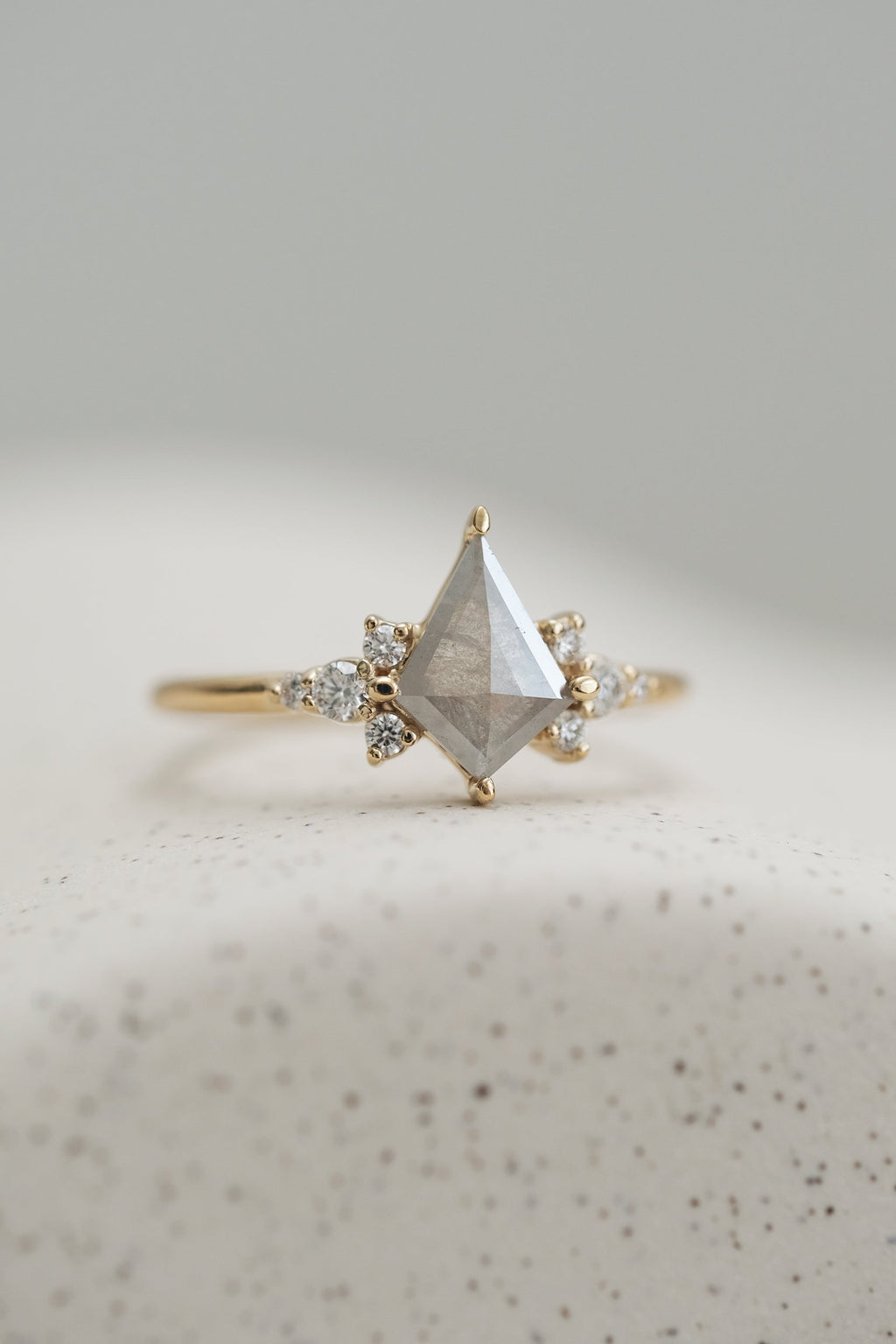 PRÊTE À PARTIR // Bague JINNY // Diamant gris pâle 0.56ct