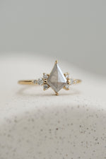 PRÊTE À PARTIR // Bague JINNY // Diamant gris pâle 0.56ct