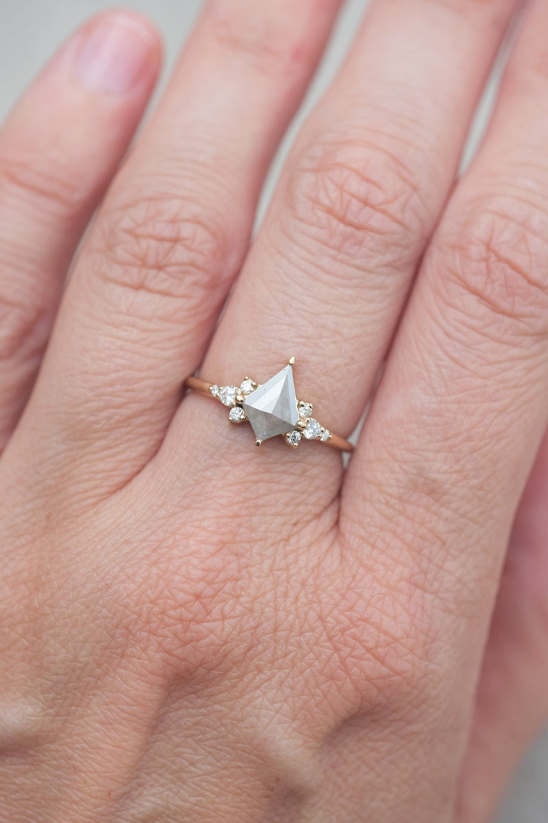 PRÊTE À PARTIR // Bague JINNY // Diamant gris pâle 0.56ct