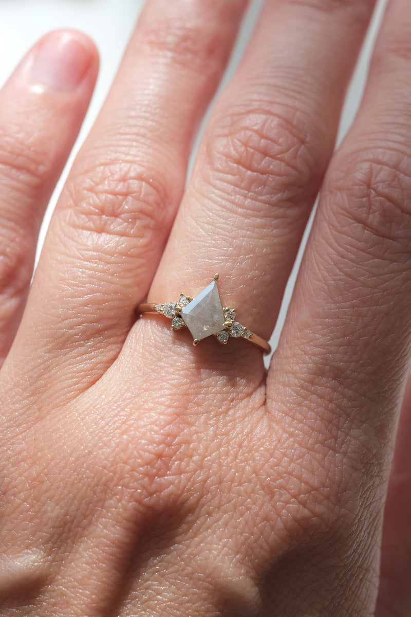 PRÊTE À PARTIR // Bague JINNY // Diamant gris pâle 0.56ct