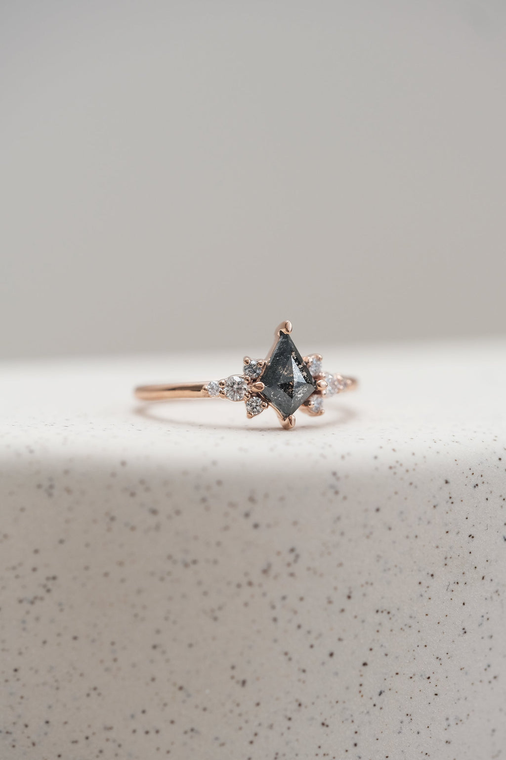 PRÊTE À PARTIR // Bague JINNY // Diamant noir 0.46ct + Diamants blancs