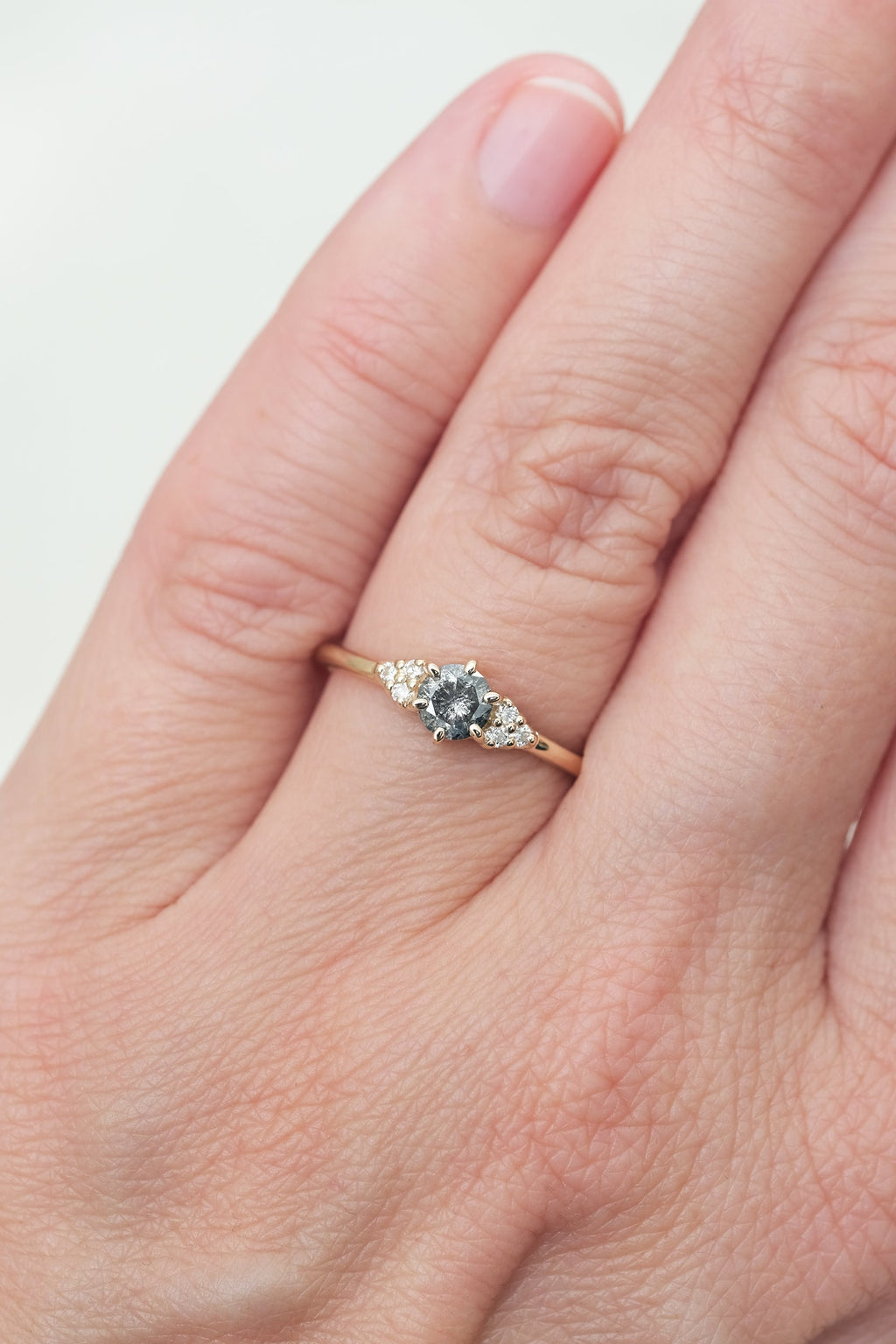 PRÊTE À PARTIR // Bague TALIA // Diamant gris foncé 0,36ct + Diamants blancs