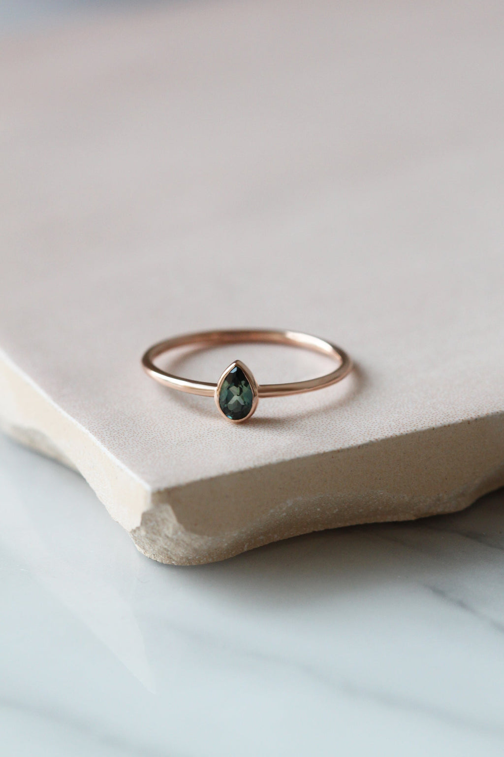 Bague ROMANE // Saphir poire Australien