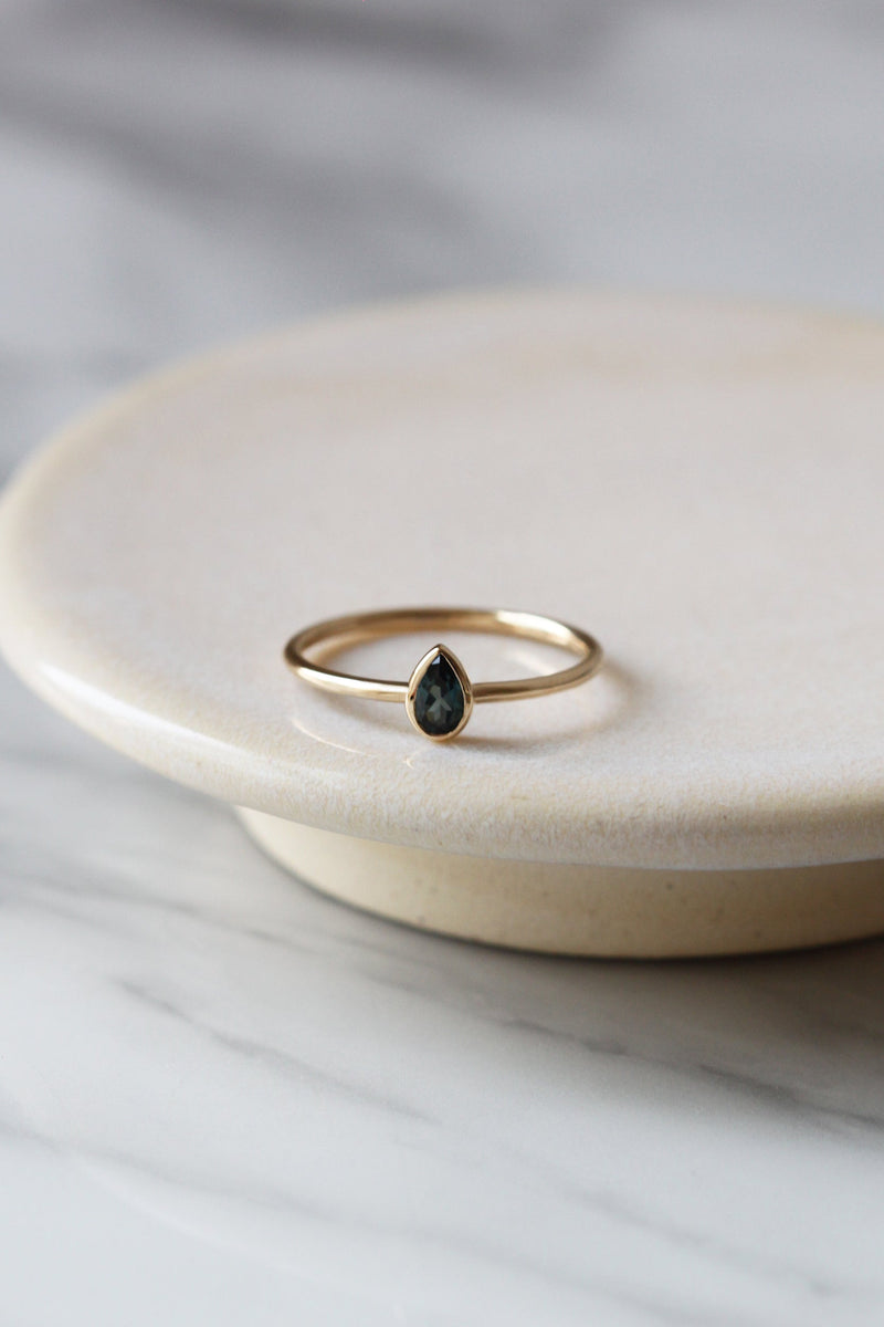 Bague ROMANE // Saphir poire Australien