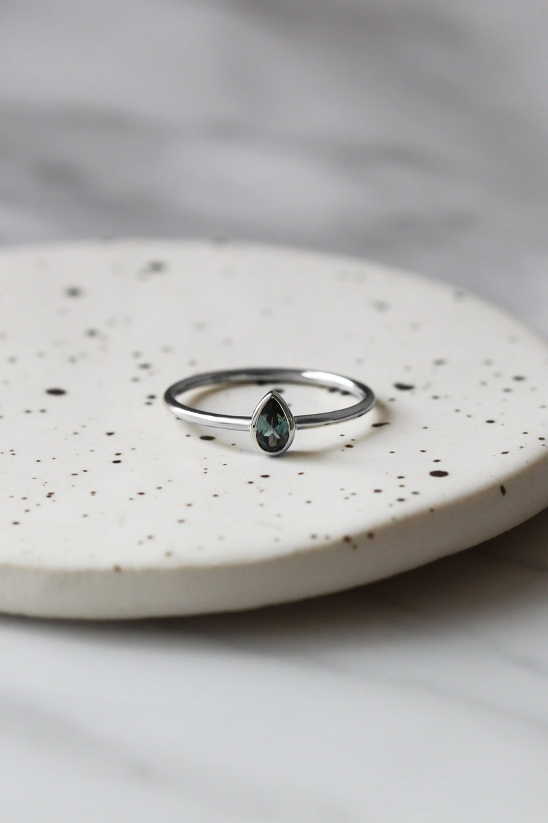 Bague ROMANE // Saphir poire Australien