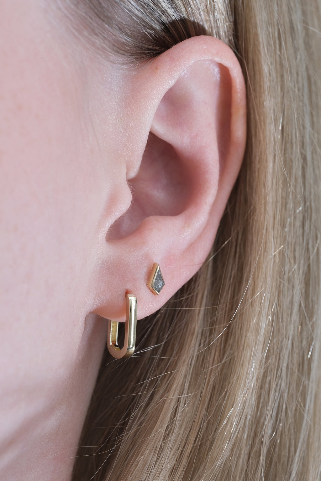 EXCLUSIVITÉ EN LIGNE // Boucles d'oreilles "Huggies Paper Clip" carrées petites // Or jaune 10K