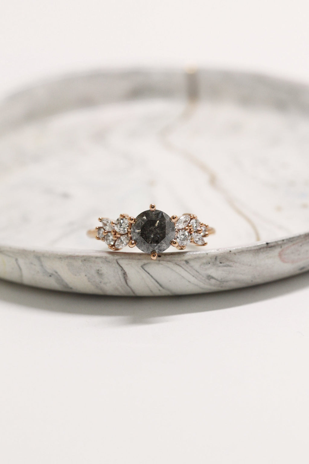 PRÊTE À PARTIR // Bague MILANA // Diamant gris sel et poivre 1,14ct