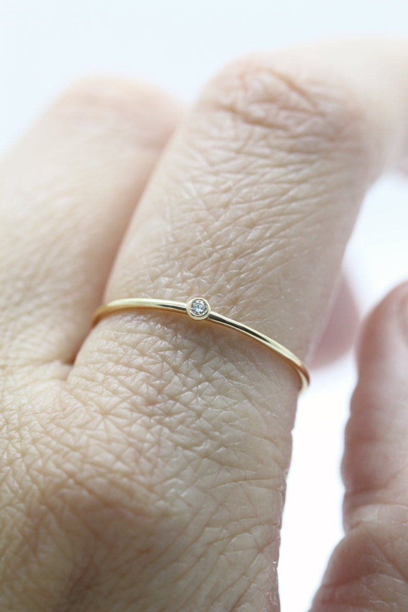 Mini solitaire serti clos // 0,02ct