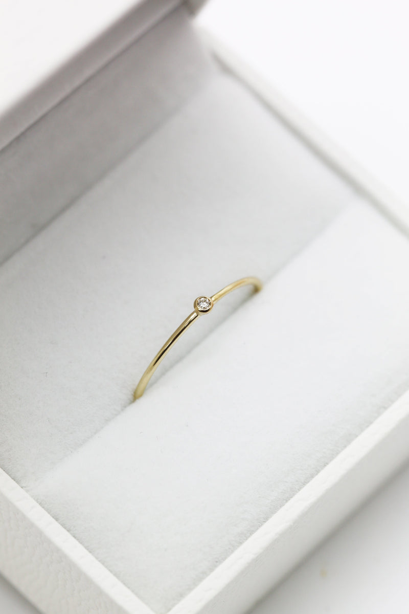 Mini solitaire serti clos // 0,02ct