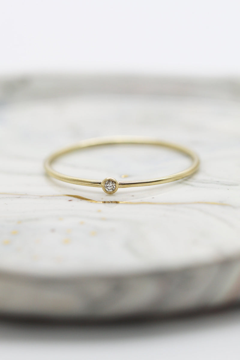 Mini solitaire serti clos // 0,02ct