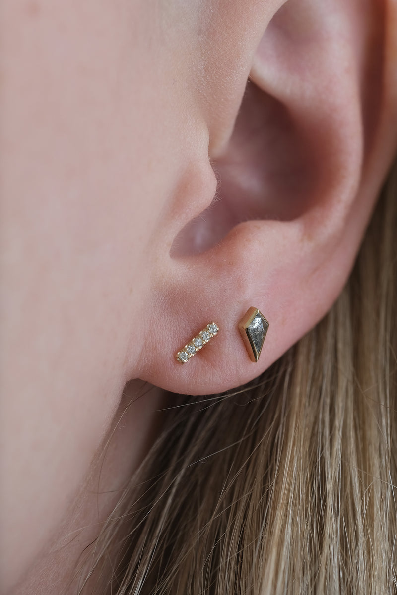 DERNIERS EXEMPLAIRES // Boucles d'oreilles barre + 5 CZ  // Or 10K