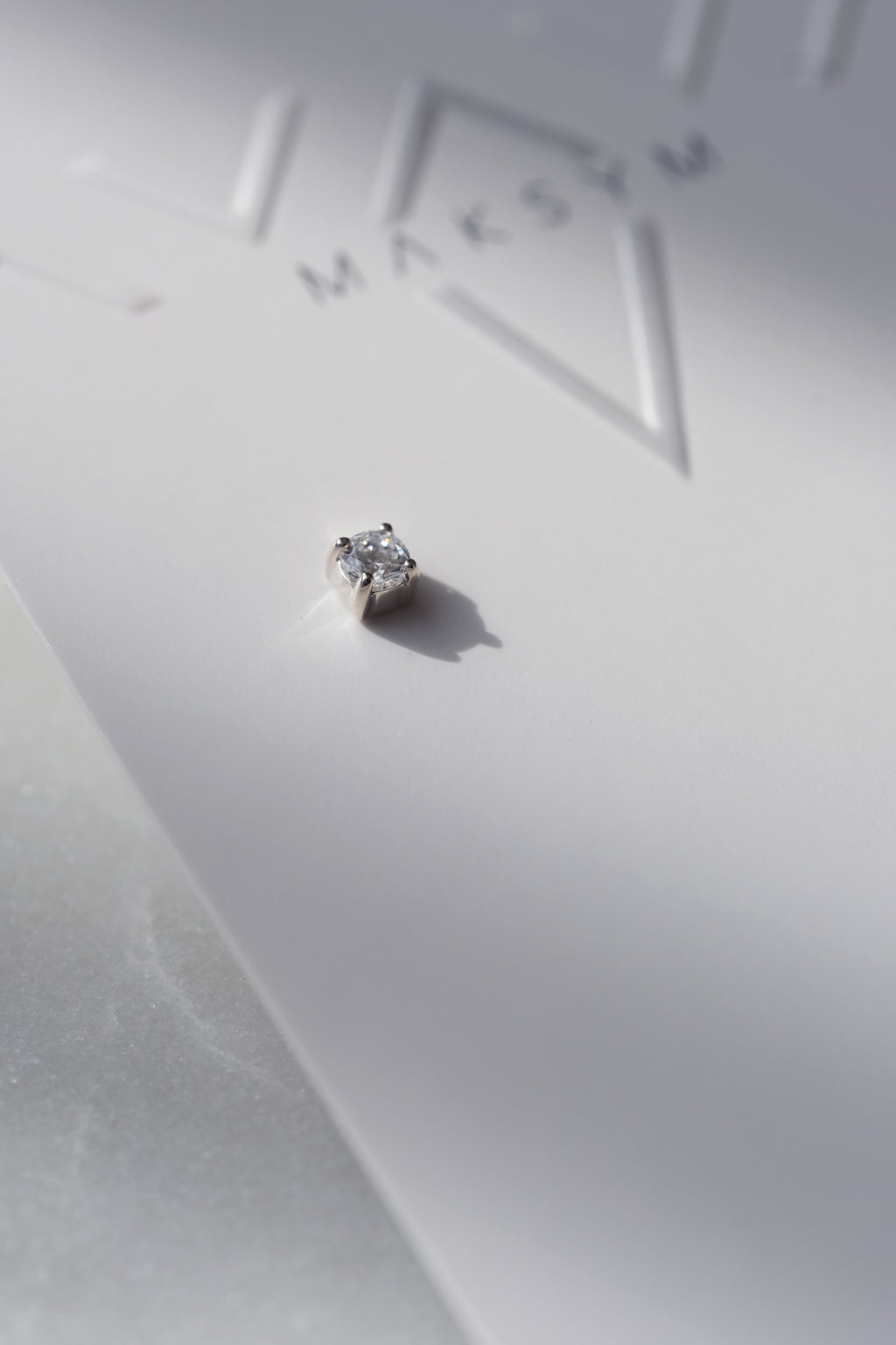 Boucles d'oreilles chaton à 4 griffes + CZ // Argent