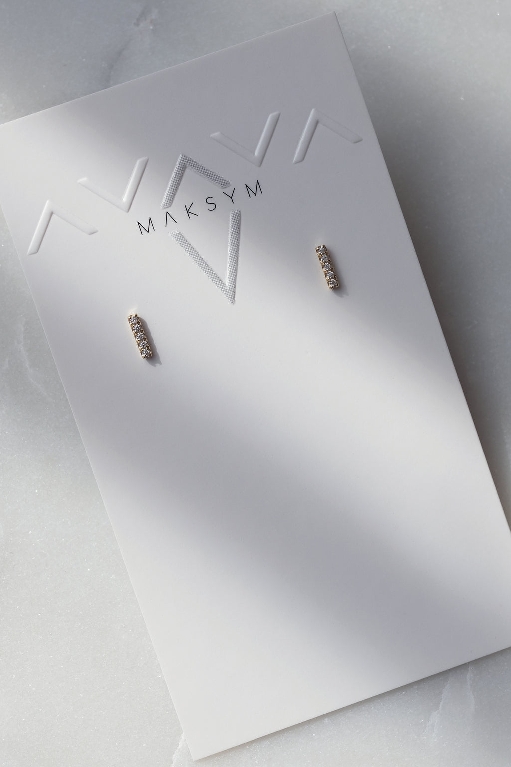 DERNIERS EXEMPLAIRES // Boucles d'oreilles barre + 5 CZ  // Or 10K