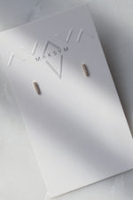 DERNIERS EXEMPLAIRES // Boucles d'oreilles barre + 5 CZ  // Or 10K