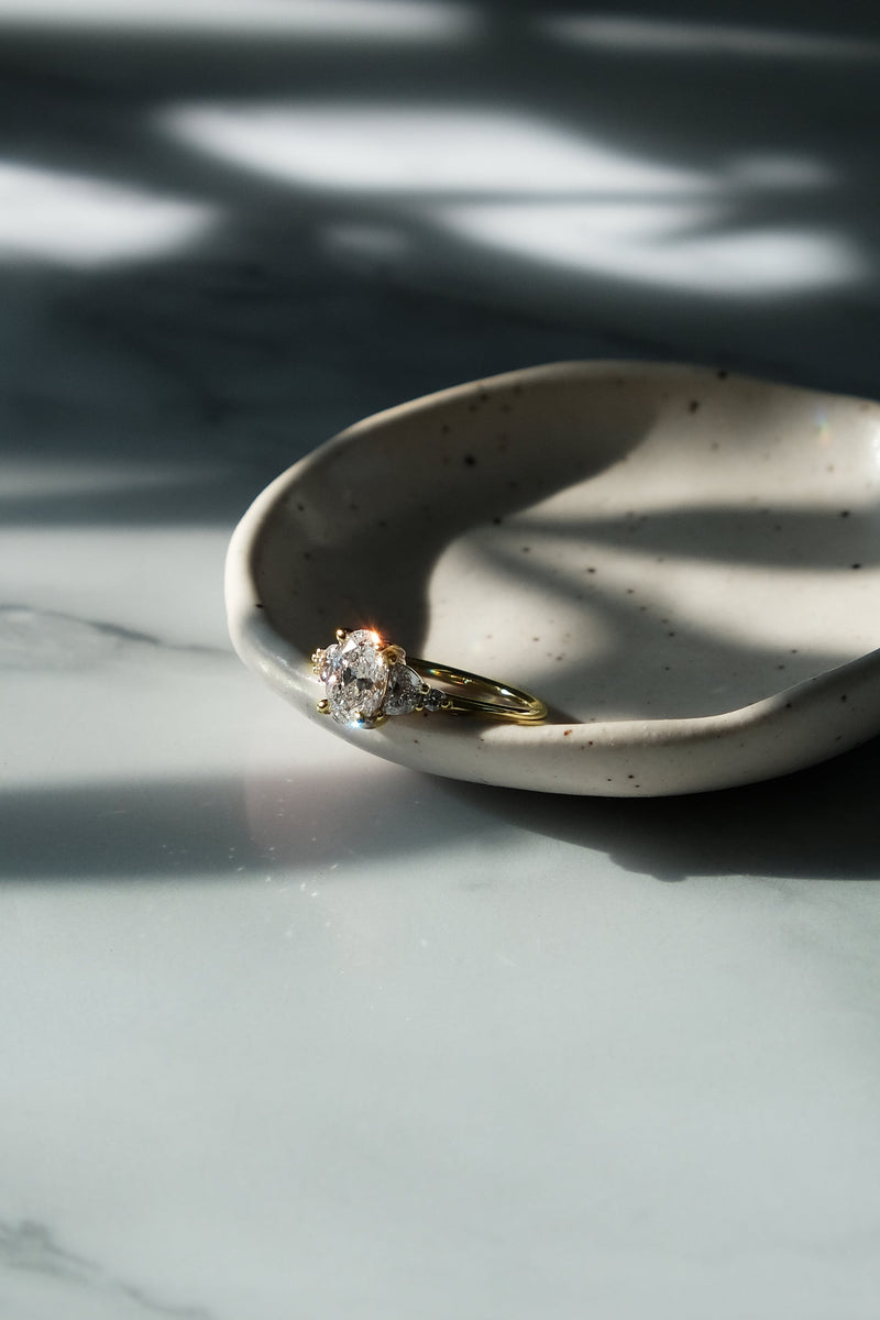 PRÊTE À PARTIR // Bague NORA // Diamant ovale 1ct