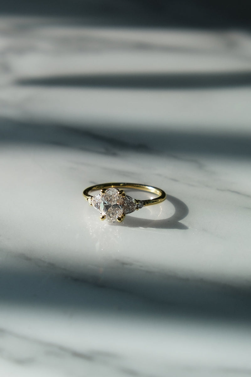 PRÊTE À PARTIR // Bague NORA // Diamant ovale 1ct