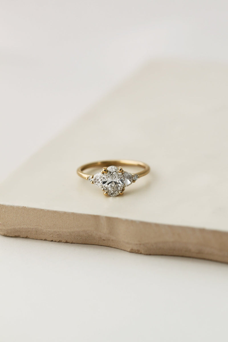 PRÊTE À PARTIR // Bague NORA // Diamant ovale 1ct