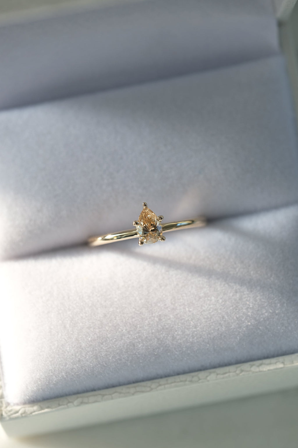 PRÊTE À PARTIR // Diamant solitaire poire champagne 0,40ct