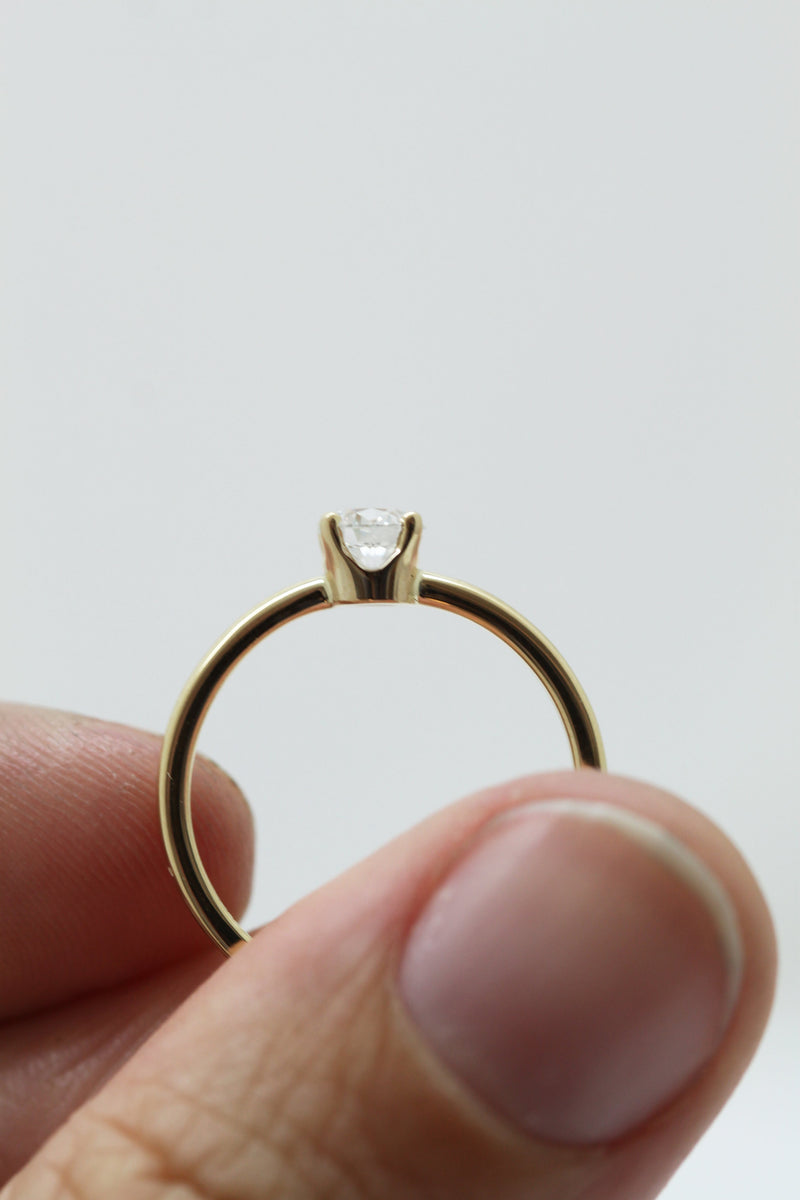 Bague solitaire classique à 4 griffes // 0,35ct