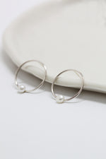 Boucles d'oreilles cercles + perles blanches // Argent
