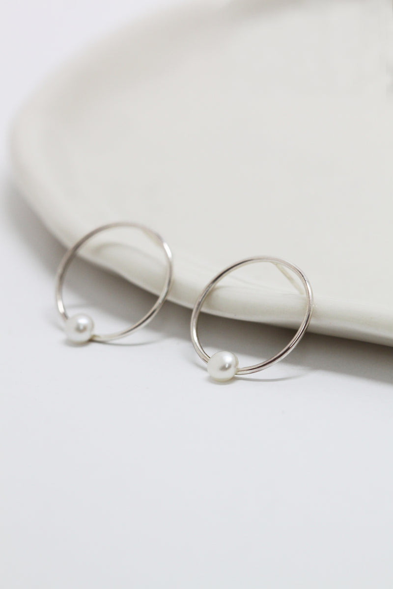 Boucles d'oreilles cercles + perles blanches // Argent