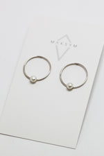 Boucles d'oreilles cercles + perles blanches // Argent