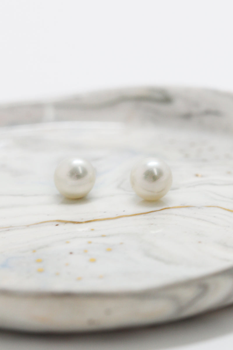 White pearl earrings // 7 mm