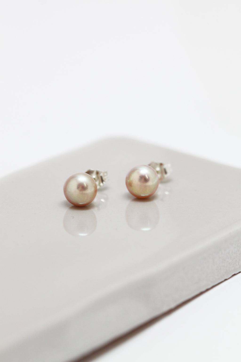 IMPARFAIT // Boucles d'oreilles perles roses // 7 mm