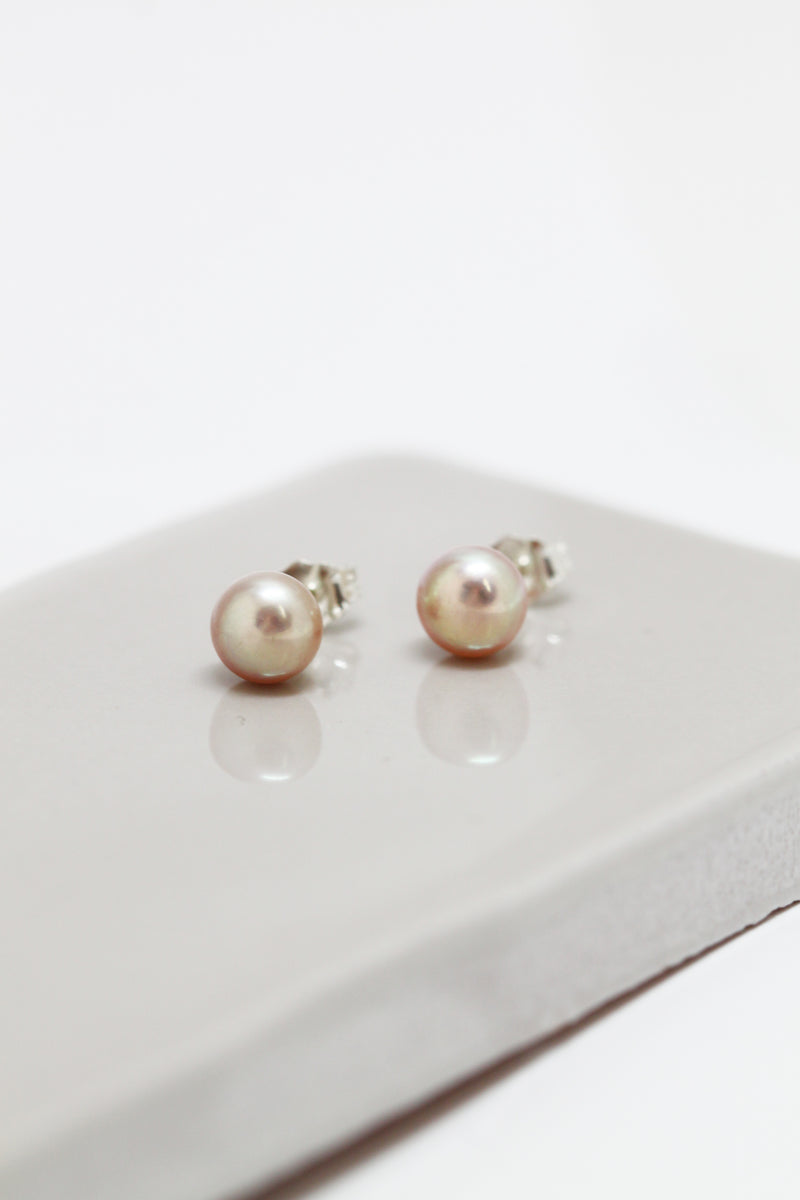 Pink pearl earrings // 7 mm