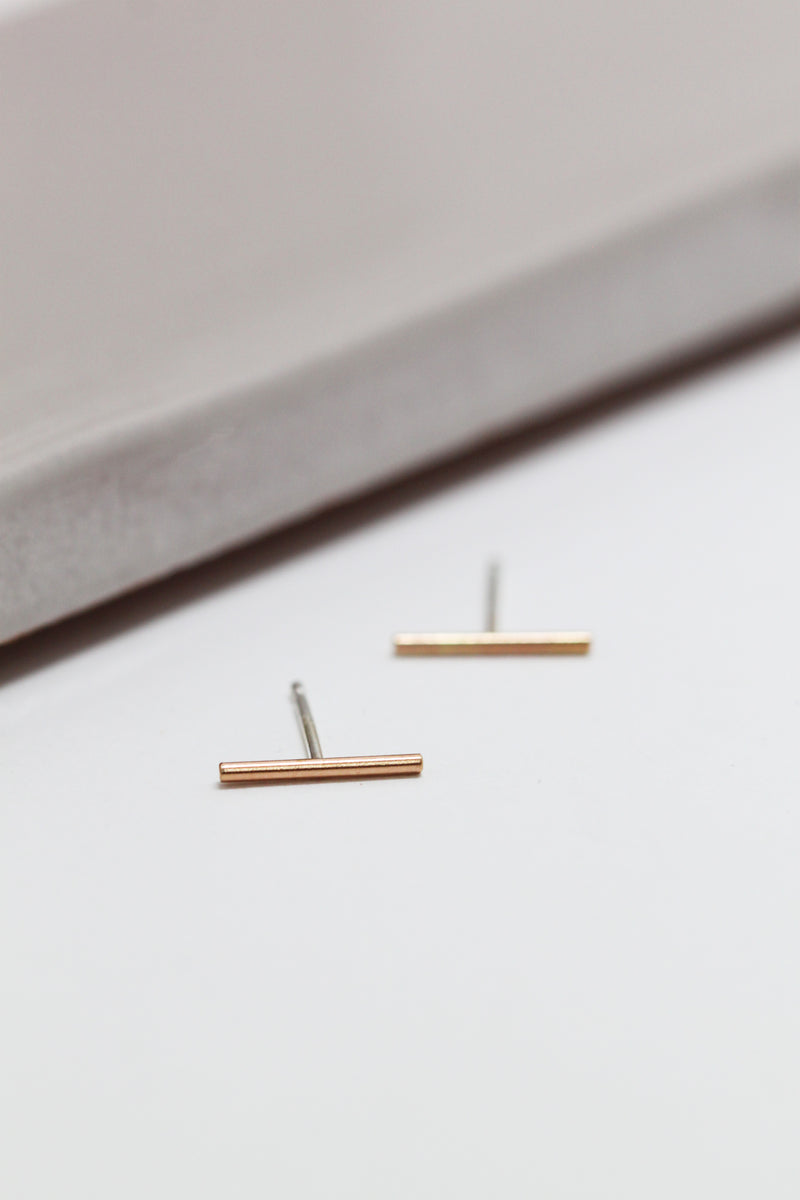Bar earrings // 10 mm // Golden