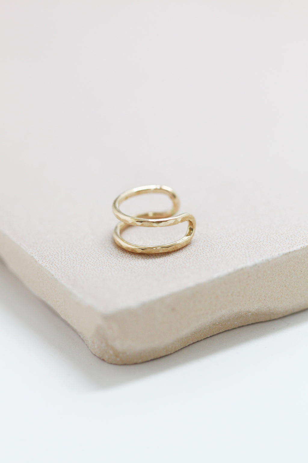 Boucle d'oreille unitaire martelée // Doré