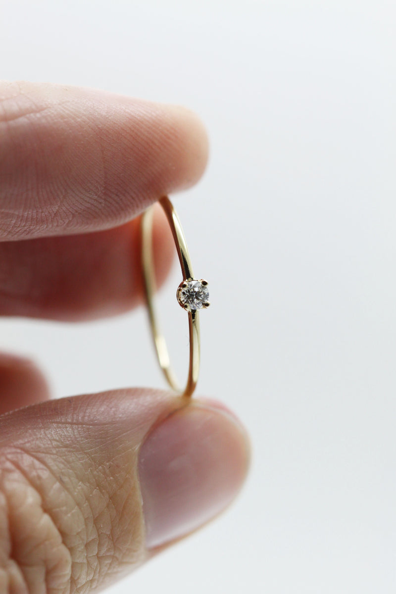 Small solitaire with 4 claws // 0.05ct