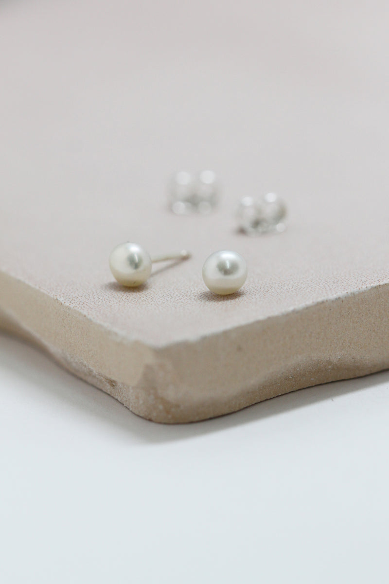 White pearl earrings // 5 mm