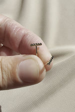DERNIERS EXEMPLAIRES // Boucles d'oreilles barres + 5 spinelles noir  // Or 10K