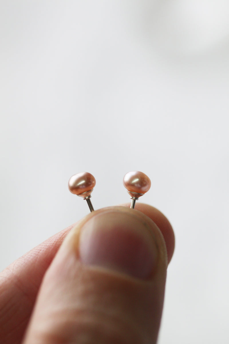 IMPARFAIT // Boucles d'oreilles perles roses // 5 mm