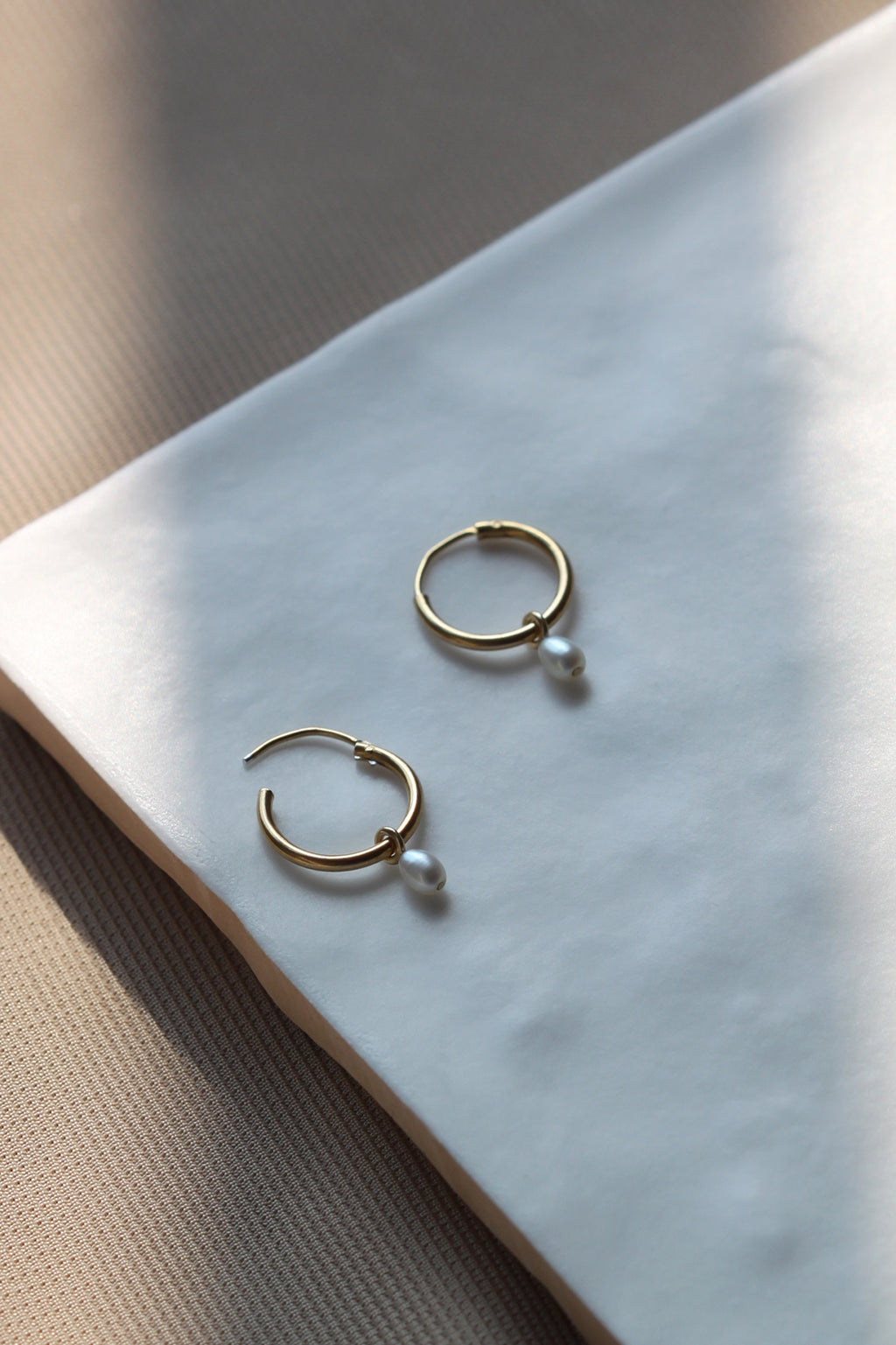 DERNIÈRE CHANCE // Boucles d'oreilles anneaux à charnières // 12 mm // Doré + Perles