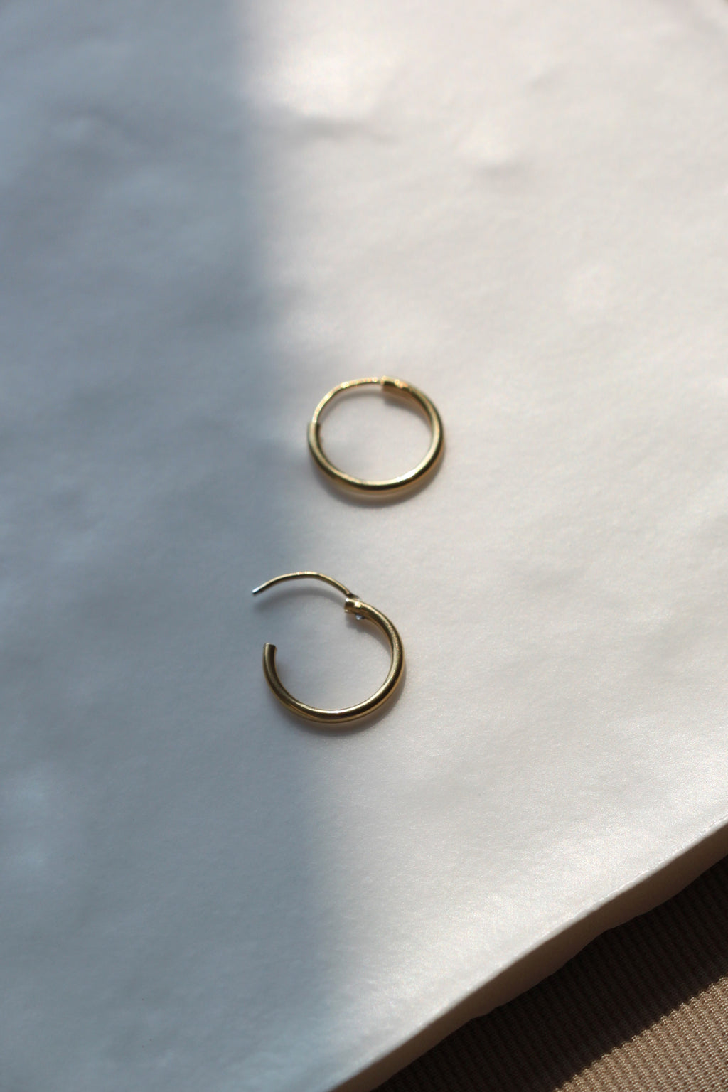 LAST CHANCE // Hinged hoop earrings // 12 mm // Gold