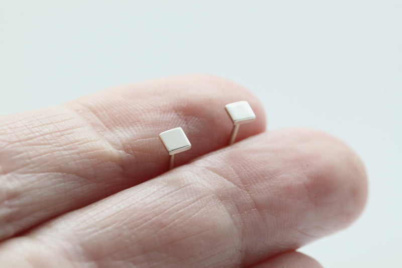 DERNIÈRE CHANCE // Boucles d'oreilles mini carrés // Argent