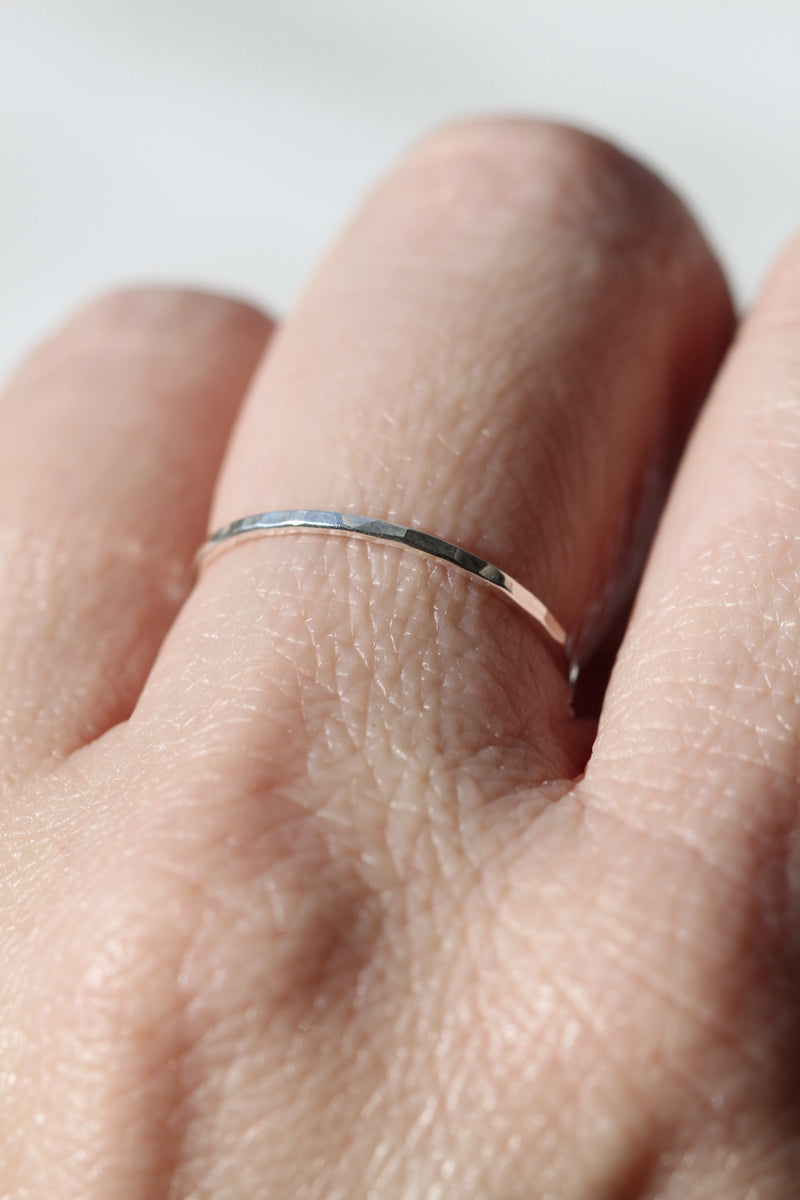 Bague mince martelée // Argent