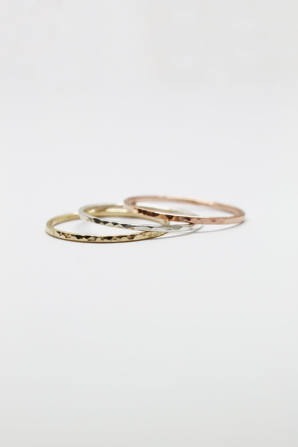 Bague mince martelée // Doré