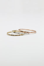 Bague mince martelée // Doré