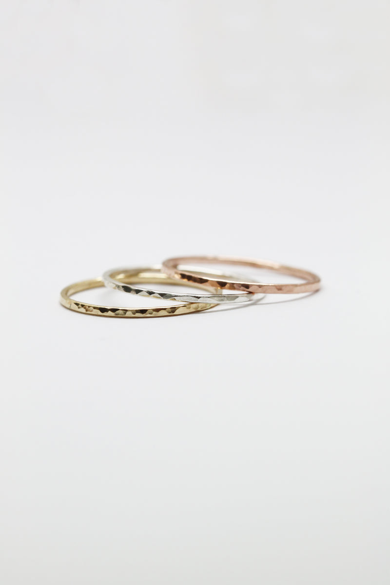 Bague mince martelée // Doré