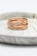 DERNIÈRE CHANCE // Bague ''skinny'' martelée // Or rempli rose 14K