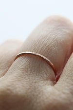 DERNIÈRE CHANCE // Bague ''skinny'' martelée // Or rempli rose 14K